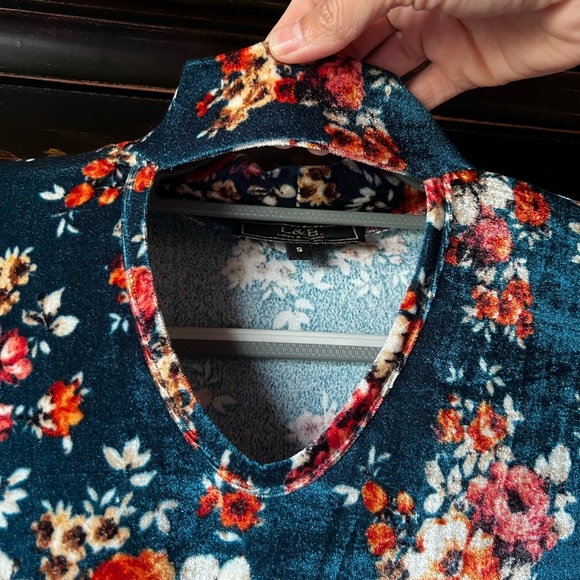 Lucky & Blessed Women’s Velvet Floral Keyhole Top - Picture 10 of 10